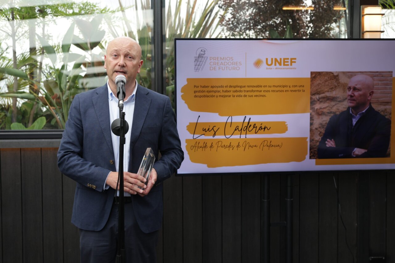 Luis Calderón recibiendo un premio en un evento de UNEF