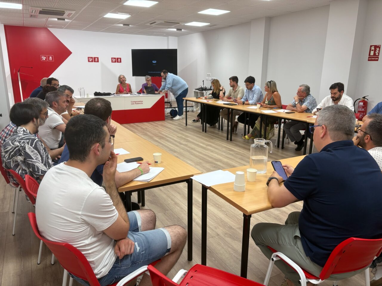 Reunión sobre el Plan Estatal de Vivienda en Palencia con varios participantes