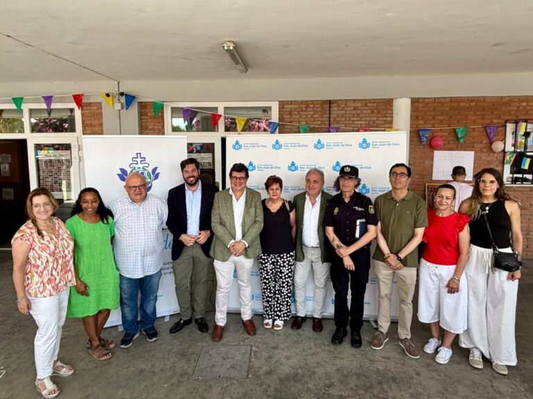 Grupo de personas en el centro de protección internacional Teranga en Palencia