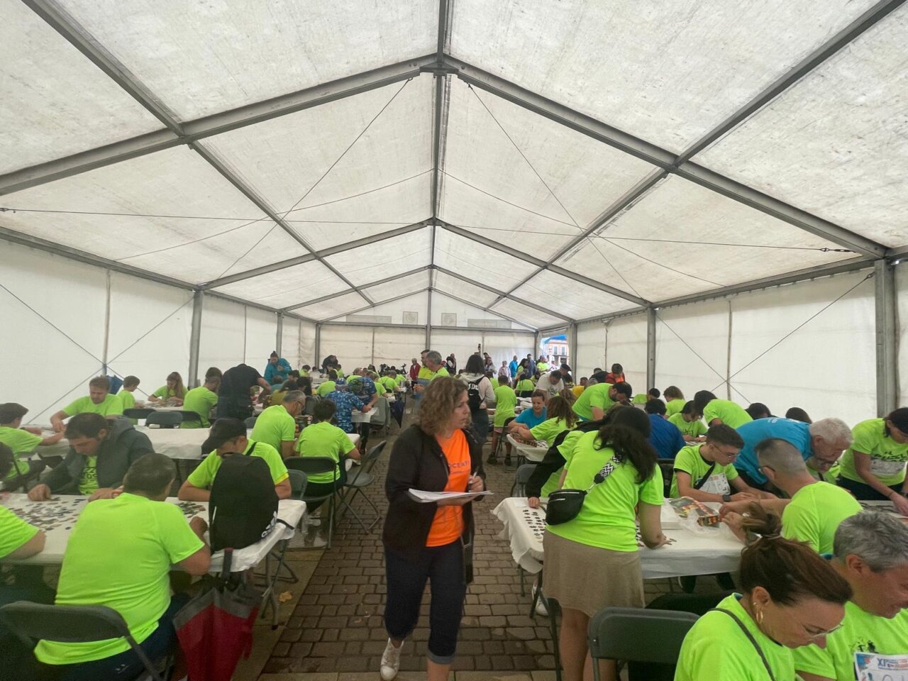 Participantes en el XI Puzzle Cross en Paredes de Nava trabajando en rompecabezas
