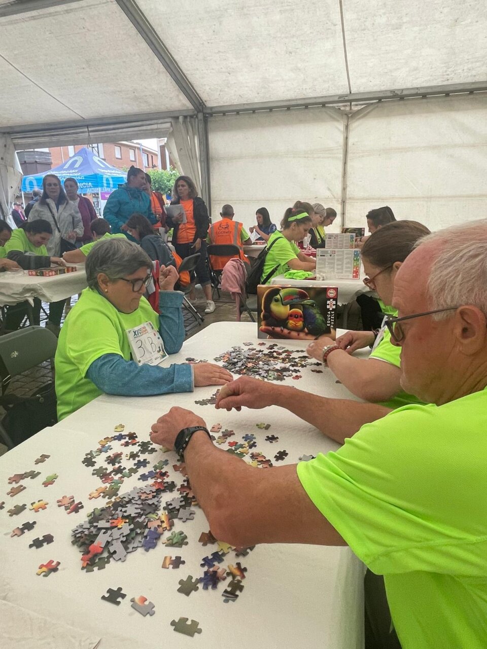Participantes armando un rompecabezas durante el XI Puzzle Cross en Paredes de Nava