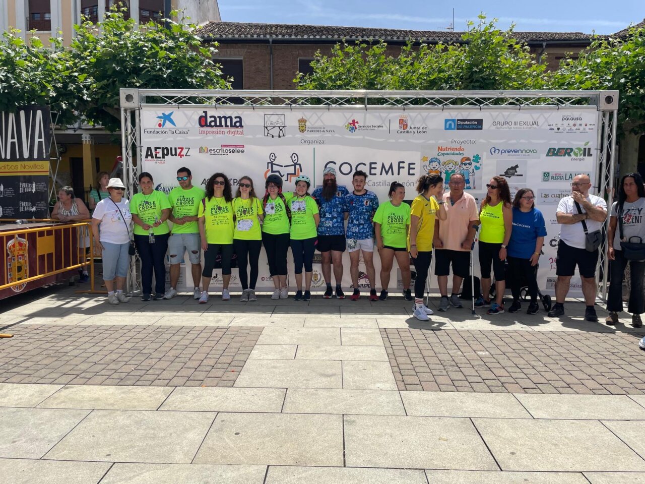 Participantes del XI Puzzle Cross en Paredes de Nava con camisetas coloridas