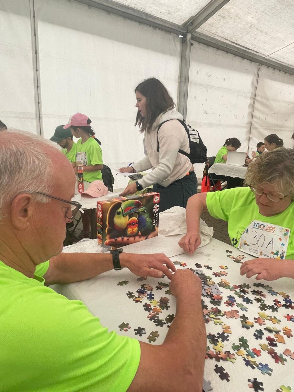 Participantes armando un rompecabezas en el XI Puzzle Cross en Paredes de Nava.