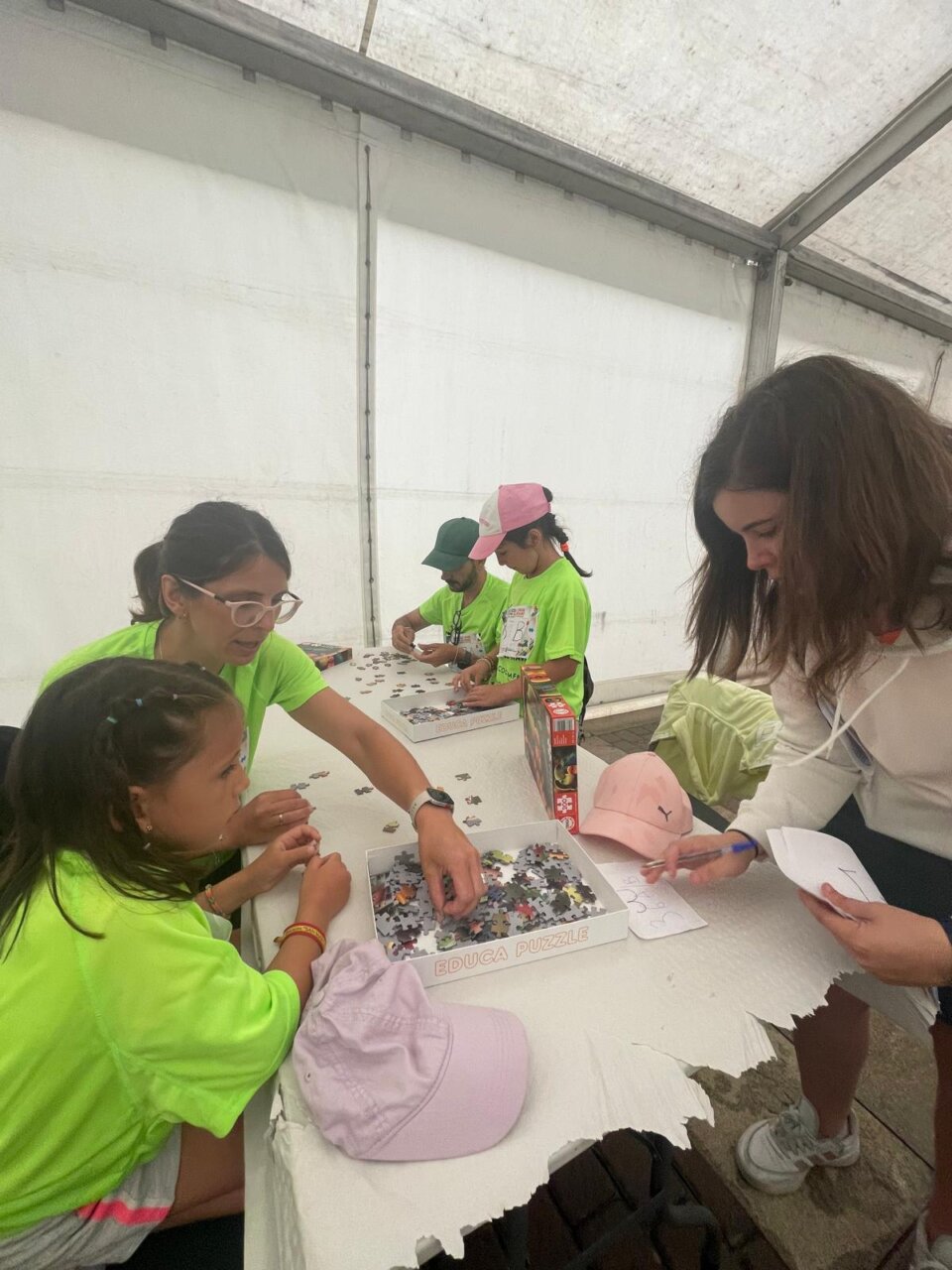 Niños participando en el XI Puzzle Cross en Paredes de Nava