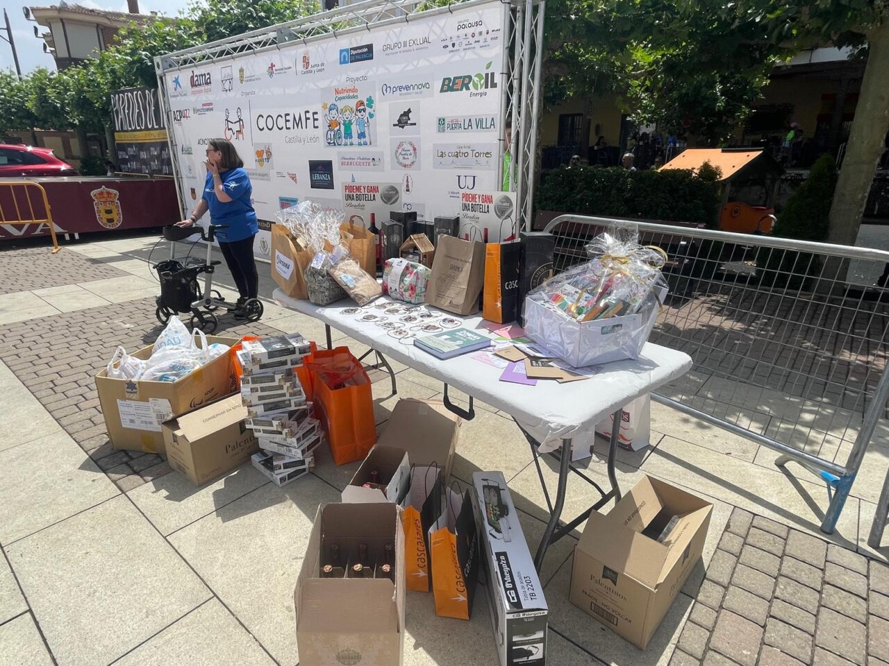 Mesa con regalos y donaciones en evento solidario en Paredes de Nava