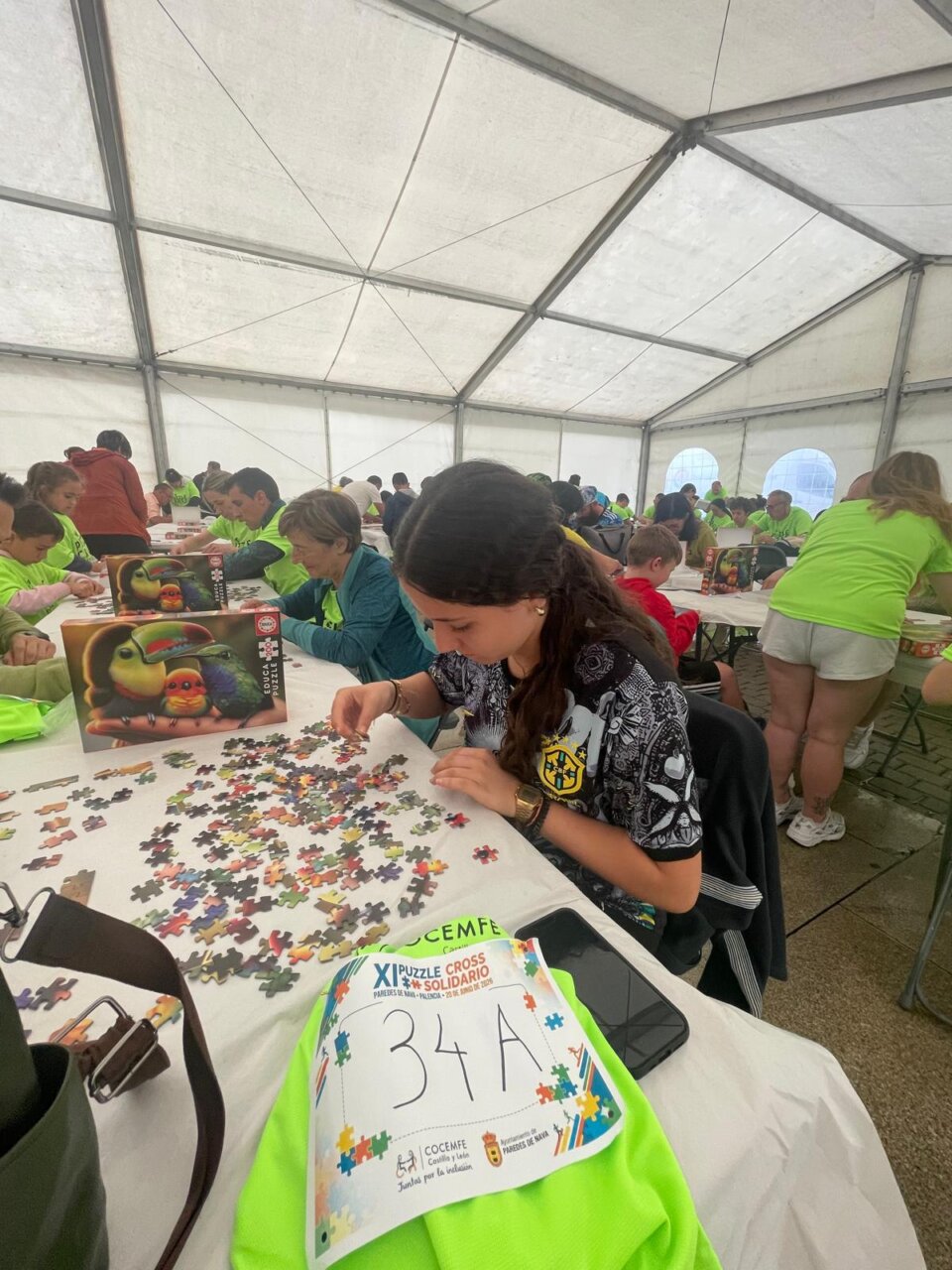 Participante armando un rompecabezas en el XI Puzzle Cross en Paredes de Nava