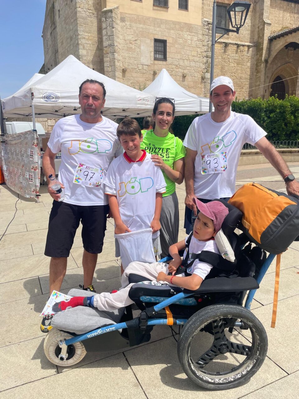 Participantes del XI Puzzle Cross en Paredes de Nava con un niño en silla de ruedas