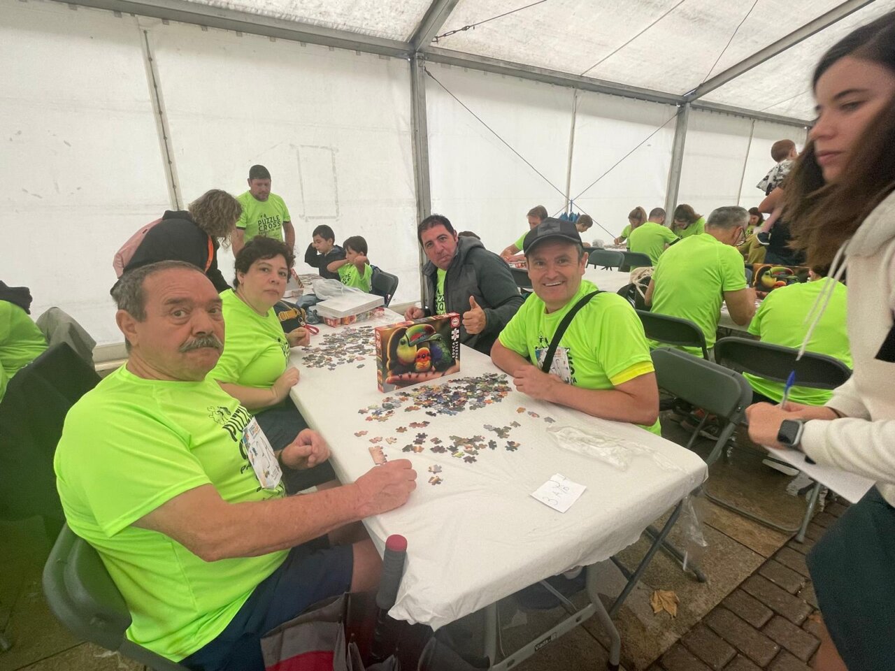 Participantes en el XI Puzzle Cross en Paredes de Nava trabajando en un rompecabezas