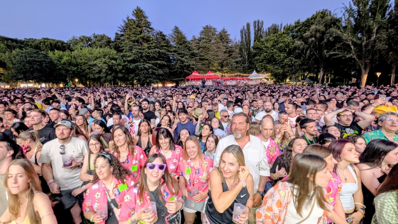 Multitud disfrutando del festival Palencia Sonora en una noche de verano