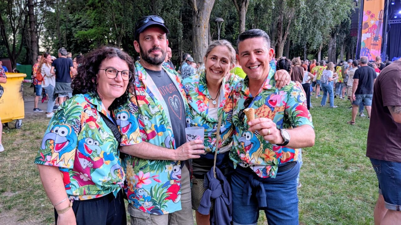 Grupo de amigos disfrutando en el festival Palencia Sonora con camisetas coloridas