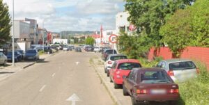 Vista de la calle Inglaterra en Palencia con coches estacionados