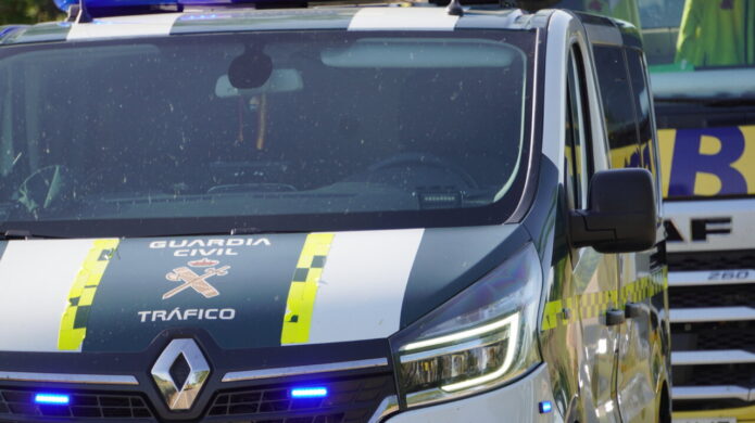 Vehículo de la Guardia Civil de Tráfico en un accidente de ciclista