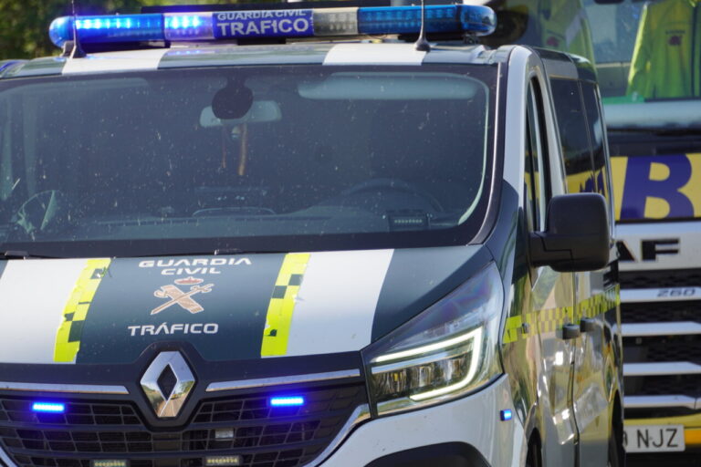 Vehículo de la Guardia Civil de Tráfico en un accidente de ciclista