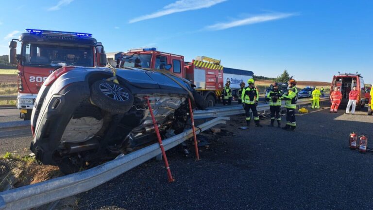 Accidente de tráfico en la A-67 con un vehículo volcado y servicios de emergencia.