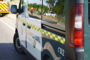 Furgón de la Guardia Civil de Tráfico en la carretera tras un accidente