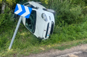 Vehículo volcado en un accidente de tráfico en Brañosera