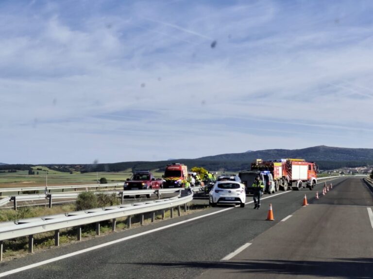 Accidente de tráfico en la autovía A-67 con vehículos de emergencia