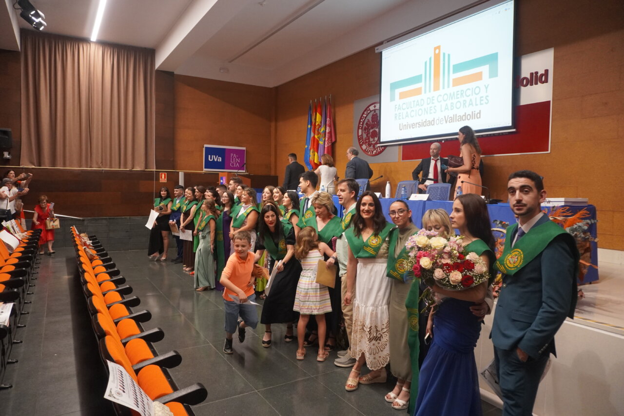 Graduados del Grado en Relaciones Laborales y Recursos Humanos en Palencia celebrando su graduación