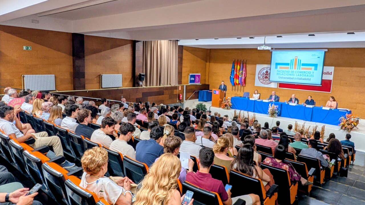 Ceremonia de graduación en la Facultad de Comercio y Relaciones Laborales en Palencia.