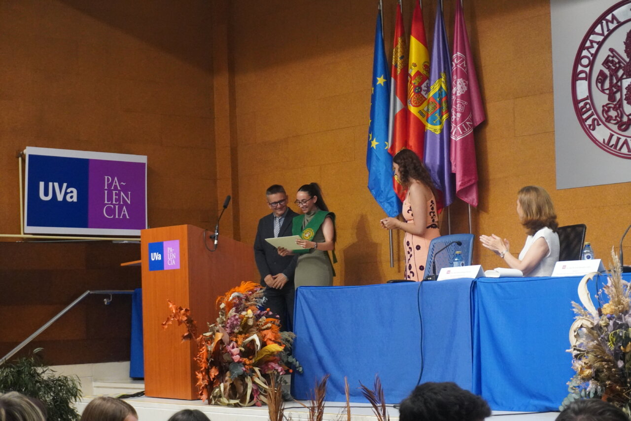 Ceremonia de graduación en el campus de Palencia con estudiantes recibiendo diplomas.