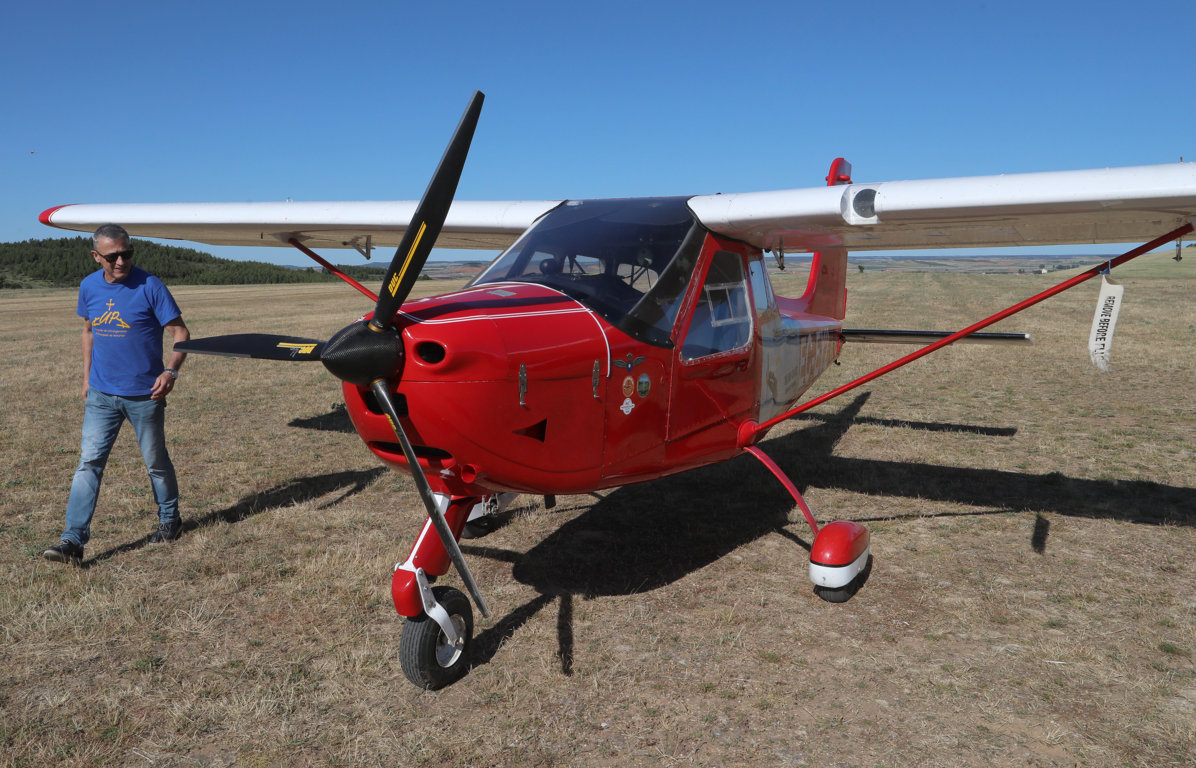 Avión ultraligero en el aeródromo de Herrera de Pisuerga con piloto