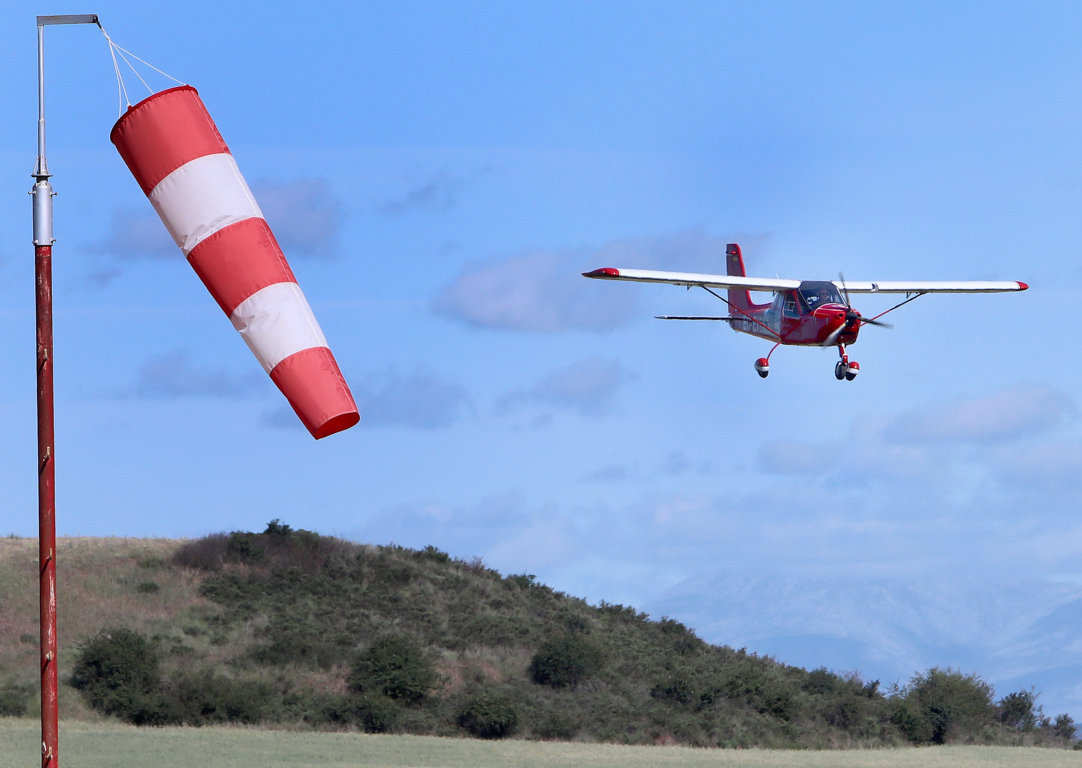 Avión ultraligero volando cerca del aeródromo de Herrera de Pisuerga