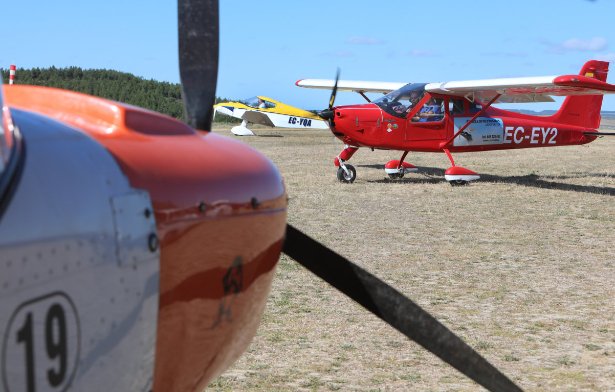 Vista de aviones en el aeródromo de Herrera de Pisuerga