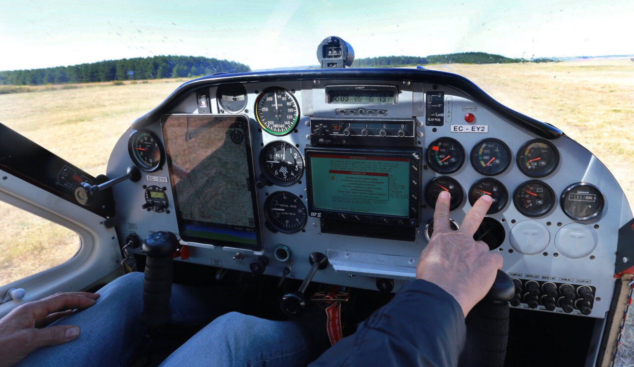Vista del panel de control de un avión en el aeródromo de Herrera de Pisuerga