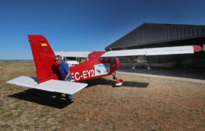 Piloto junto a un avión en el aeródromo de Herrera de Pisuerga