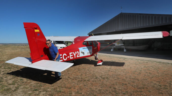 Piloto junto a un avión en el aeródromo de Herrera de Pisuerga
