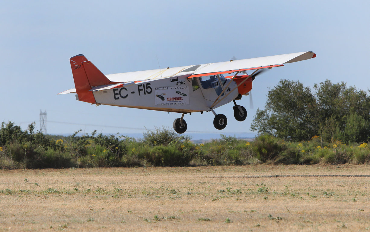 Ultralegero despegando en el aeródromo de Herrera de Pisuerga
