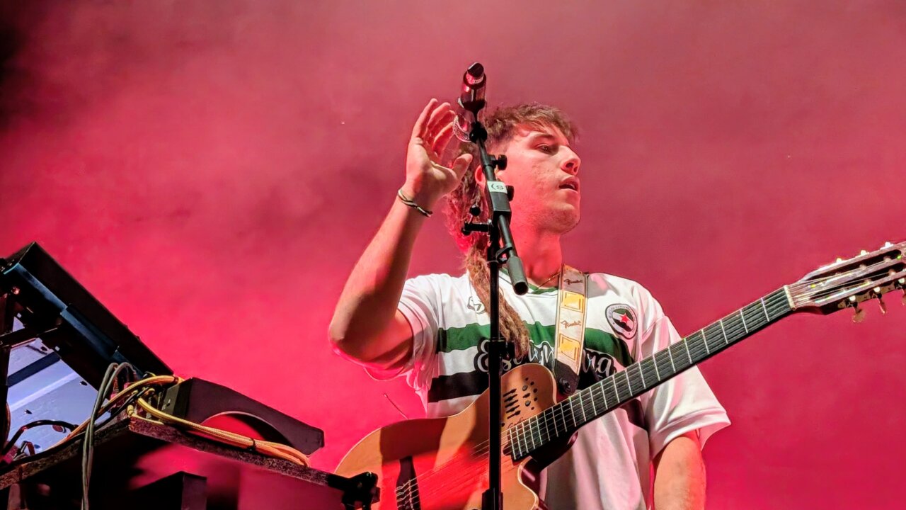 Músico actuando en el festival Palencia Sonora con guitarra