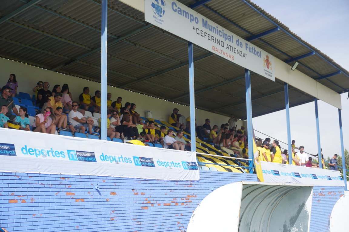 Aficionados del Torquemada en el campo de fútbol de Baltanás.