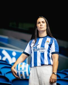 Ainoa Campo en la presentación con la camiseta de la Real Sociedad sosteniendo un balón.