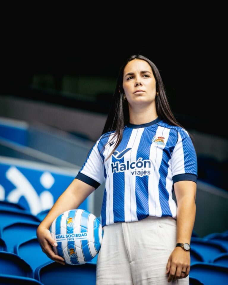 Ainoa Campo en la presentación con la camiseta de la Real Sociedad sosteniendo un balón.