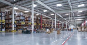 Interior de un almacén con estanterías y cajas organizadas