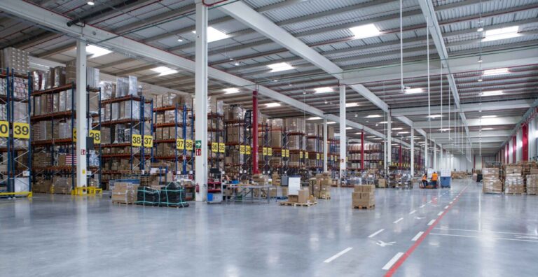 Interior de un almacén con estanterías y cajas organizadas