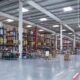 Interior de un almacén con estanterías y cajas organizadas