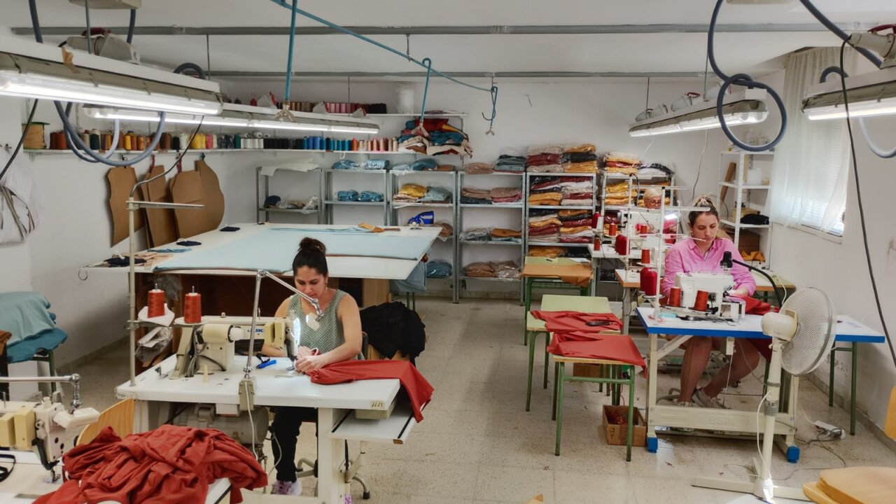 Mujeres trabajando en un taller textil de Almazu en Paredes de Nava.
