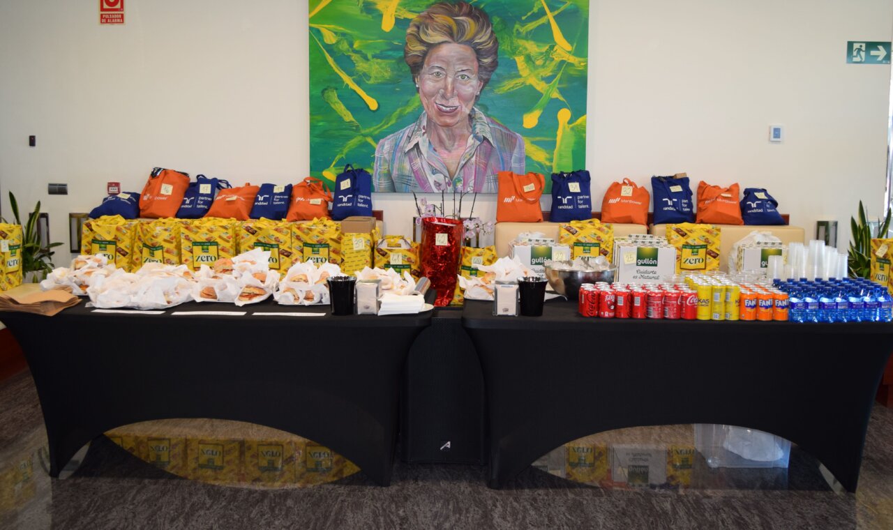 Mesa con alimentos y bebidas en un almuerzo solidario para la leucemia infantil
