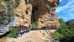 Estudiantes recorriendo paisajes kársticos en el Geoparque Las Loras