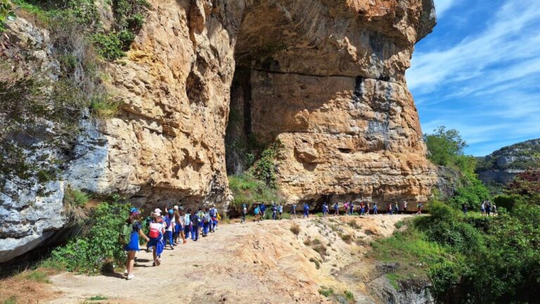 Estudiantes recorriendo paisajes kársticos en el Geoparque Las Loras