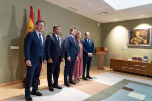 Ángeles Armisén y otros líderes políticos en un evento oficial