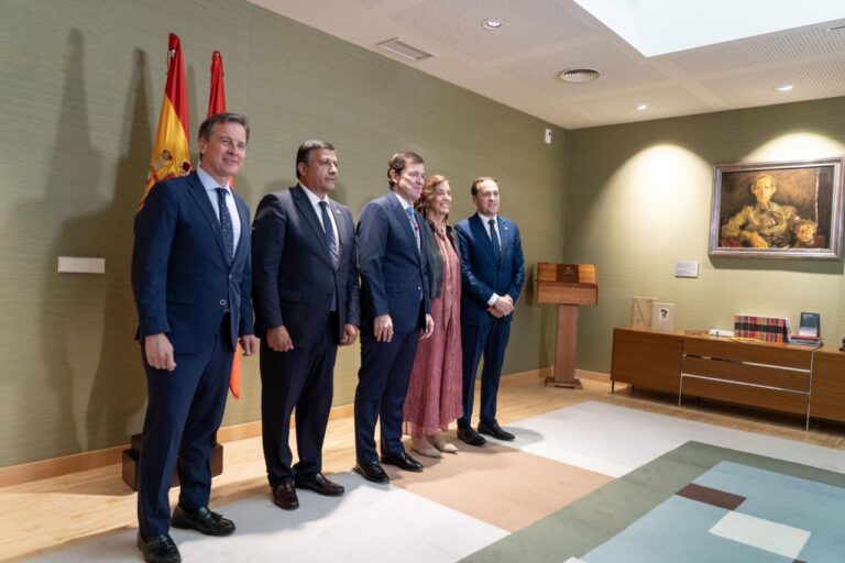 Ángeles Armisén y otros líderes políticos en un evento oficial