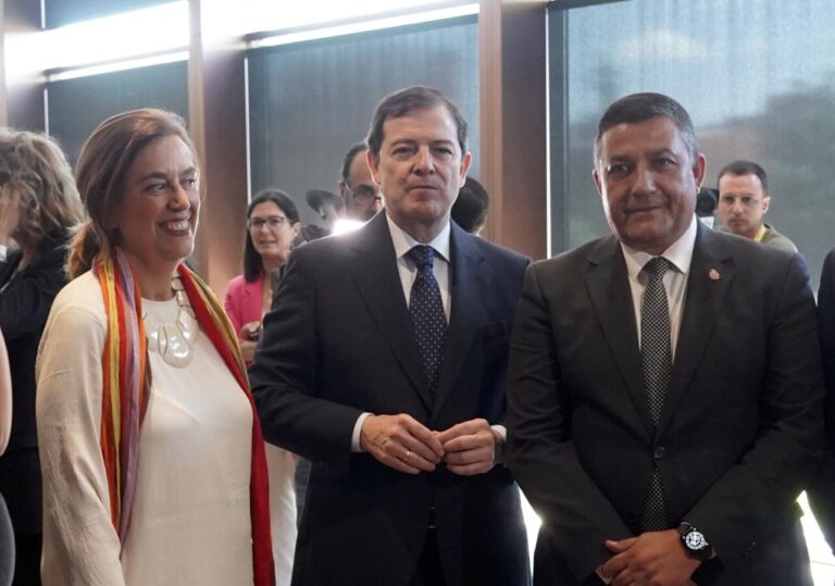 La presidenta de la Diputación de Palencia con otros líderes políticos en un evento