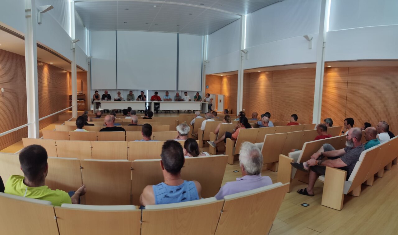 Asamblea del personal laboral del Ayuntamiento de Palencia con empleados sentados