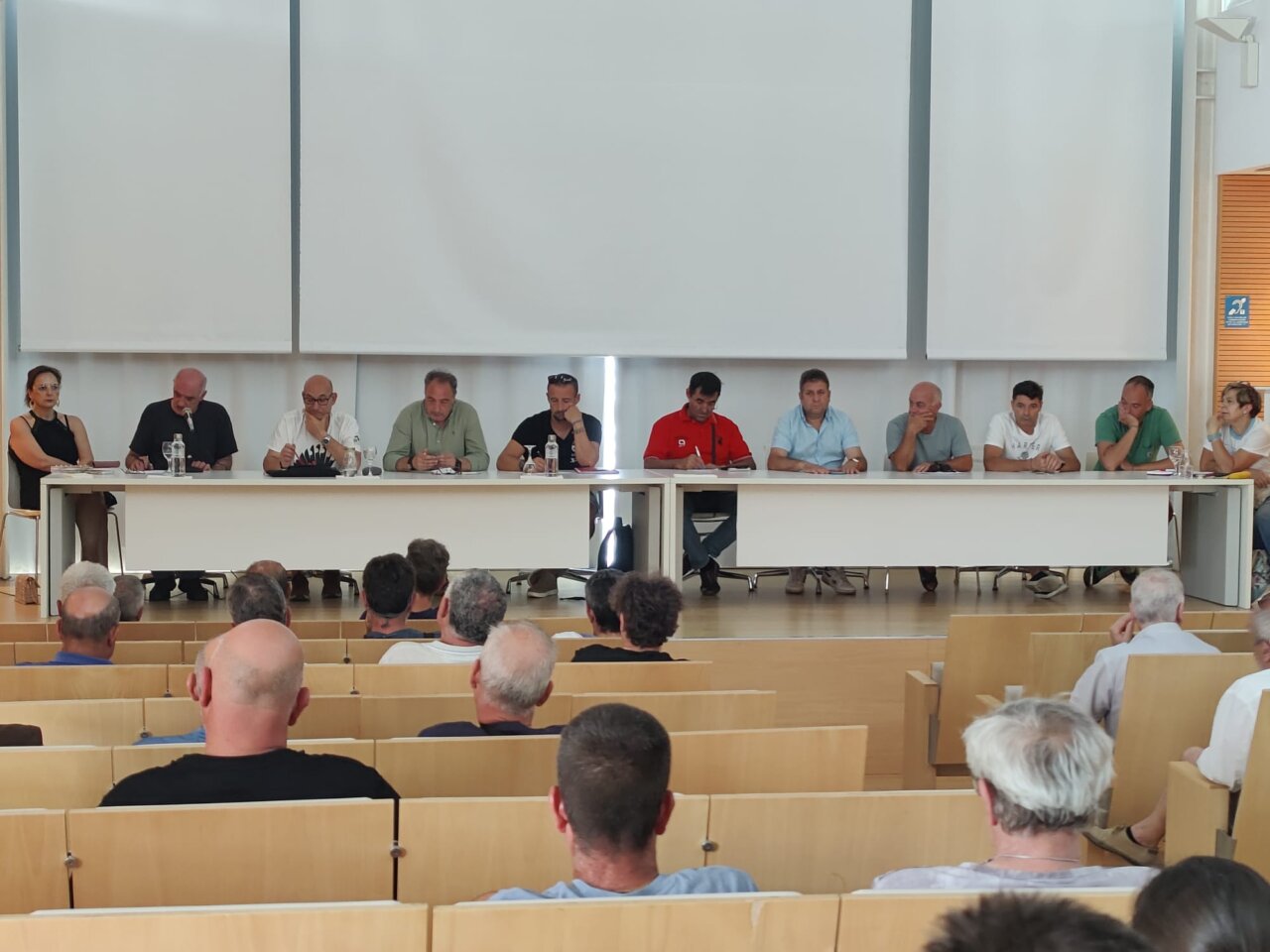 Asamblea del personal laboral del Ayuntamiento de Palencia con varios representantes en mesa