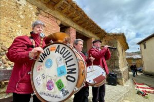Músicos de la Asociación Vino Aquilino tocando en un evento cultural