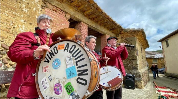 Músicos de la Asociación Vino Aquilino tocando en un evento cultural