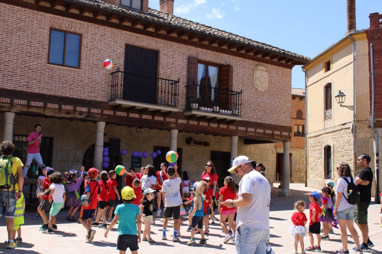 Niños disfrutando de actividades en el festival Astudillo Punk Rock